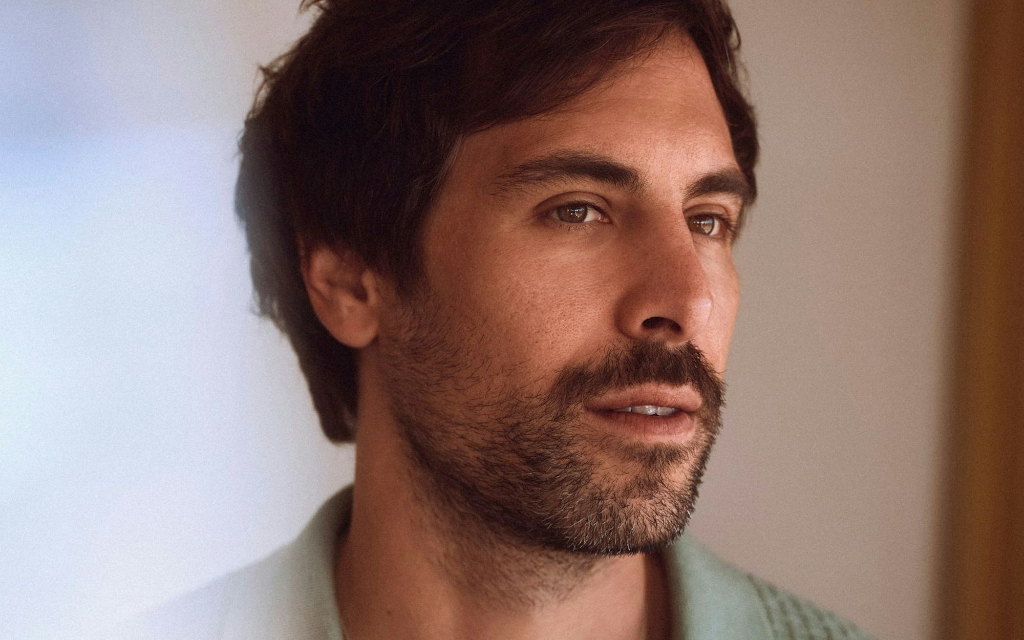 Wohin geht's für Max Giesinger mit dem Album „Glück auf den Straßen“? Nicht so wichtig. Hauptsache unterwegs sein und zwischendurch die Aussicht genießen. (Bild: Christoph Köstlin)