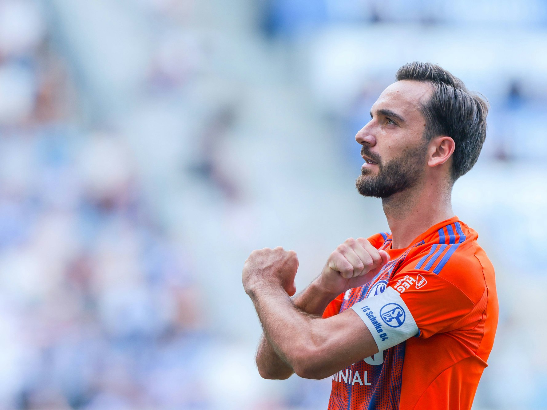 Kenan Karaman macht das Glück-Auf-Zeichen beim Torjubel im Schalke-Trikot.