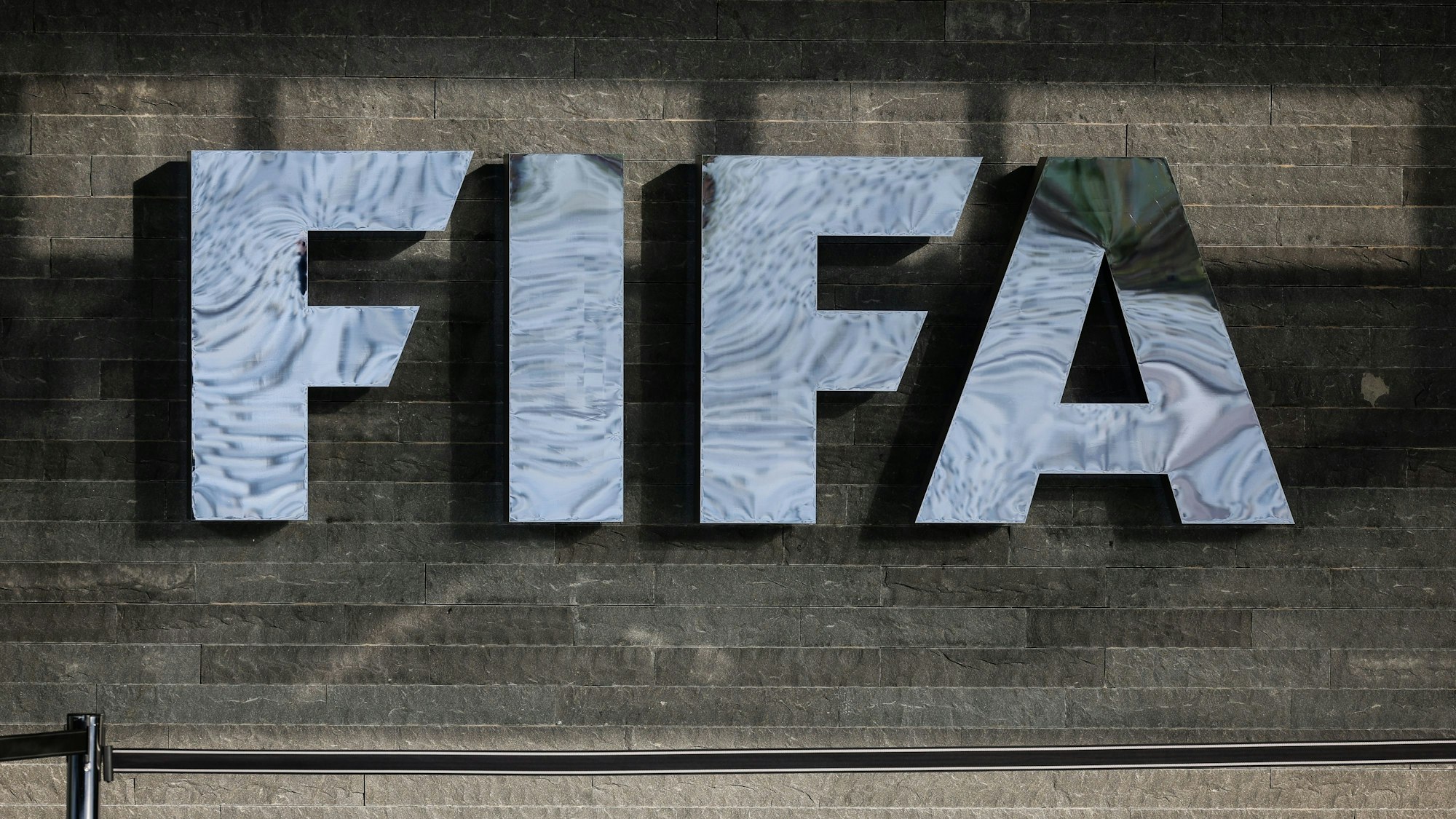 Das Fifa-Logo an der Fassade des FIFA-Hauptsitzes in der Schweiz.