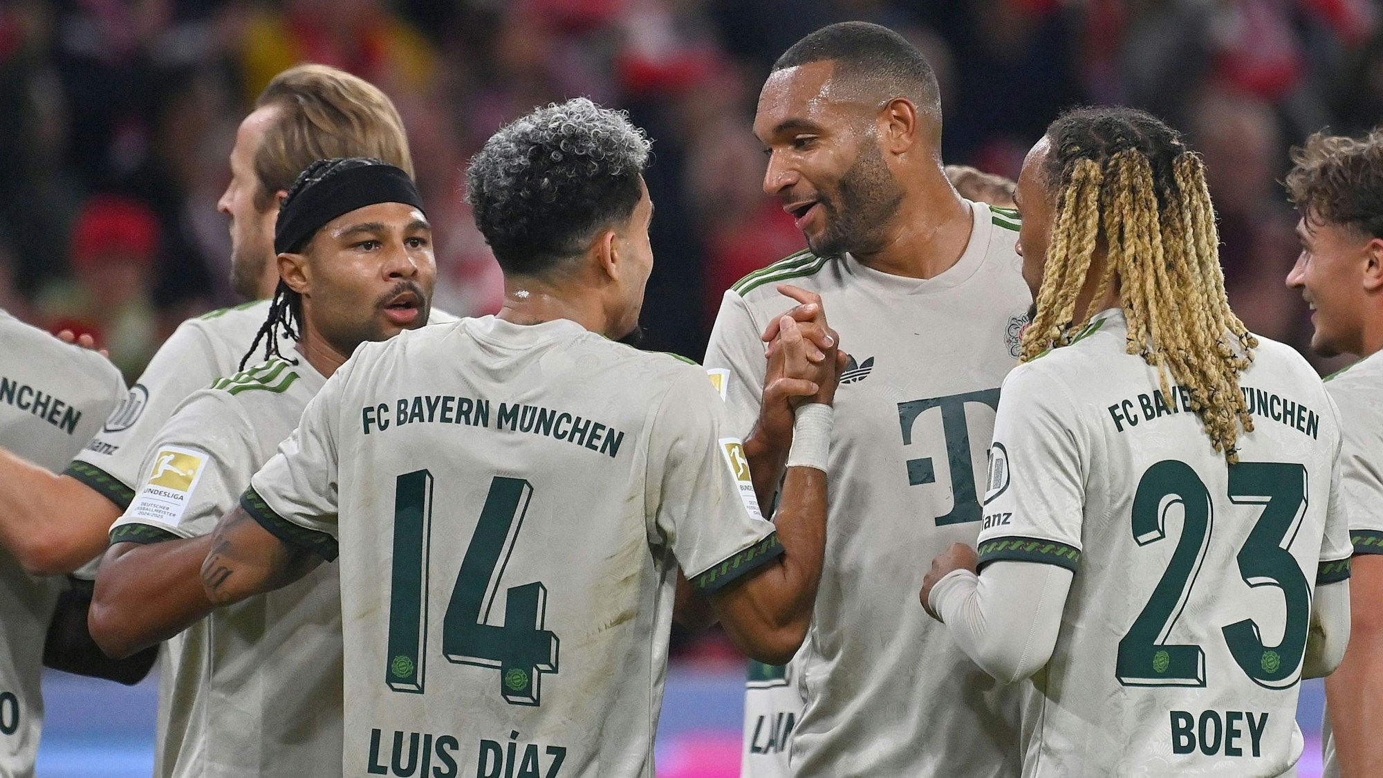 Die Spieler des FC Bayern klatschen sich ab.