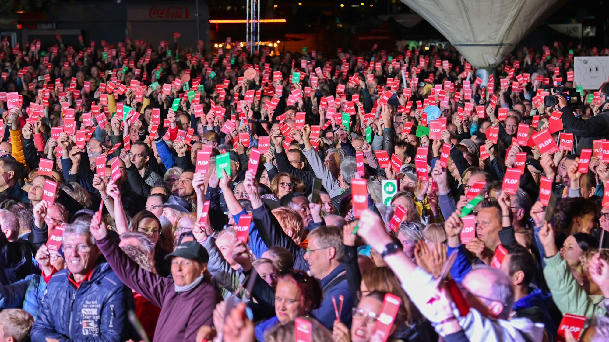 Fans halten Flop-Karten im Tanzbrunnen hoch.
