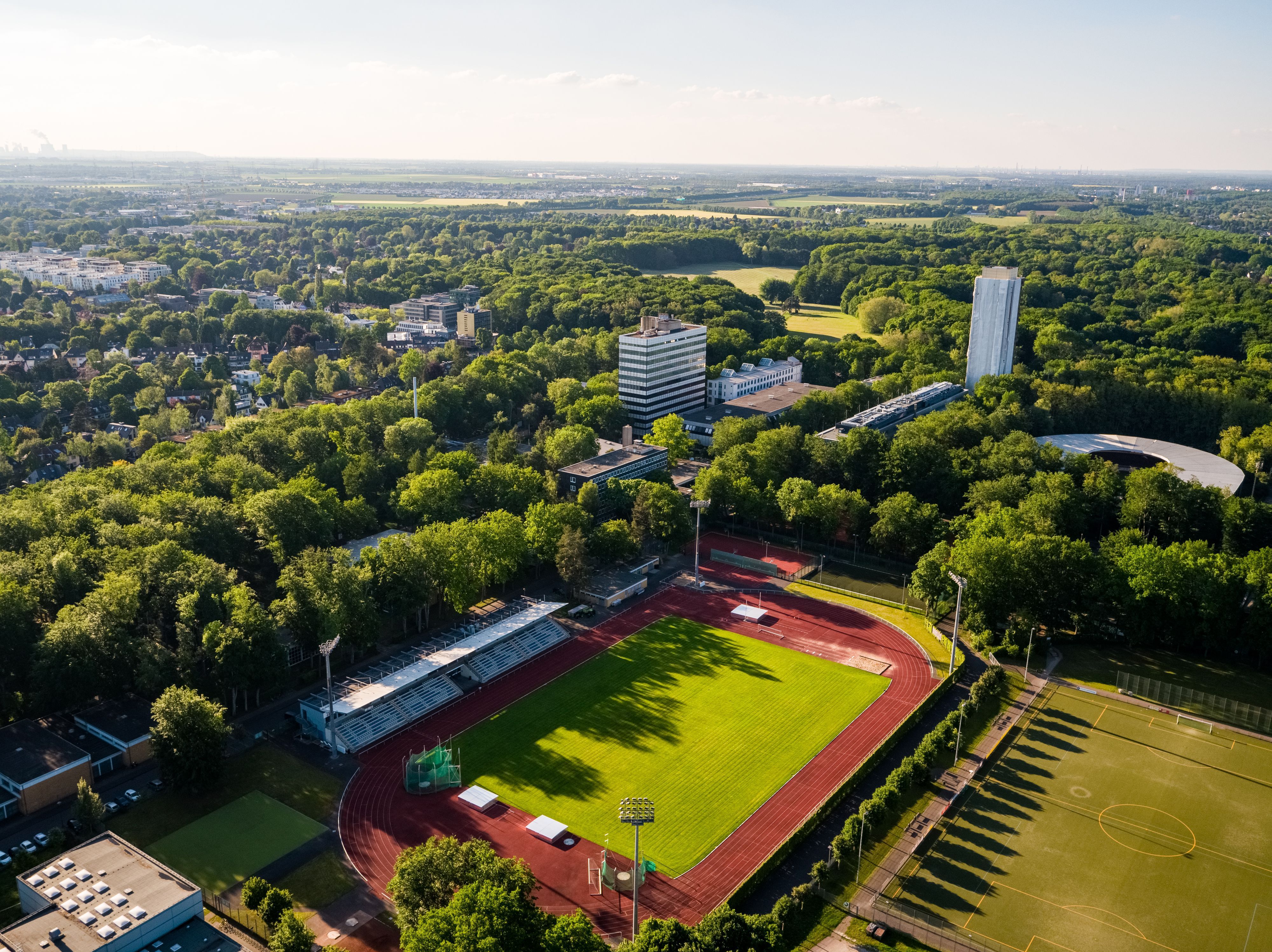 Der Wohnturm des Kölner Studierendenwerkes an der Spoho im Juni 2024