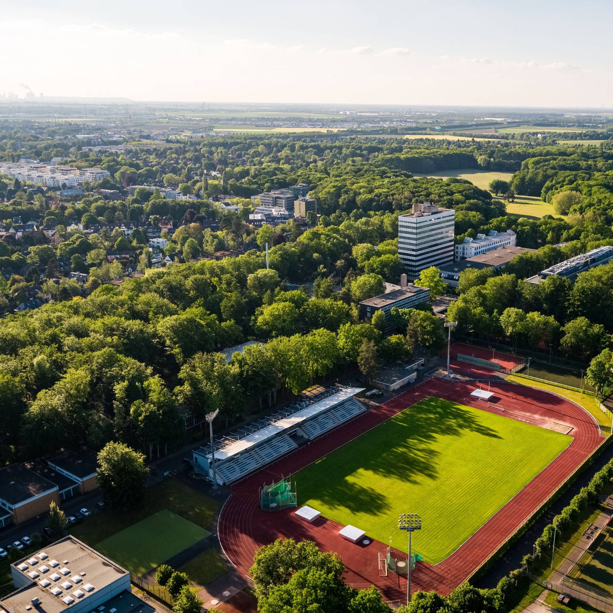 Der Wohnturm des Kölner Studierendenwerkes an der Spoho im Juni 2024