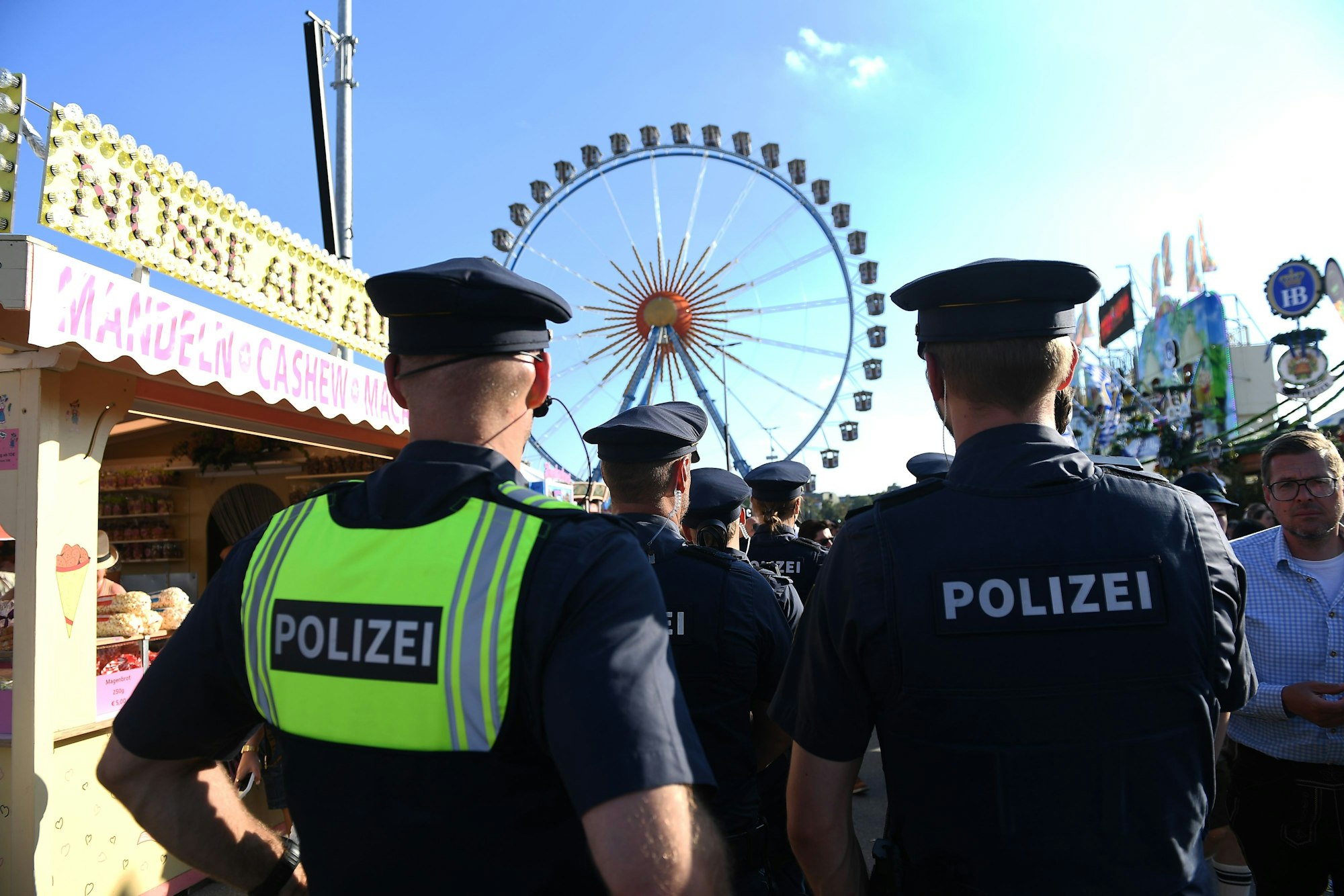 Polizisten stehen auf dem Oktoberfest vor dem Riesenrad (Archivbild).