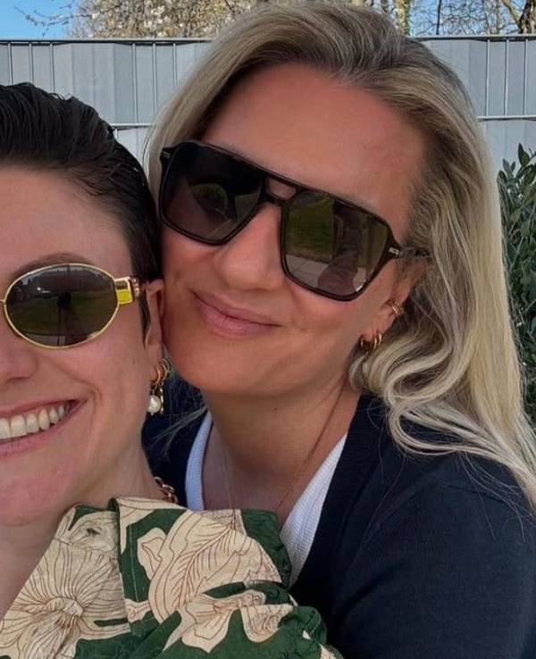 Tahnee Schaffarczyk (l.) und Ehefrau Juliette Schoppmann lachen in die Kamera