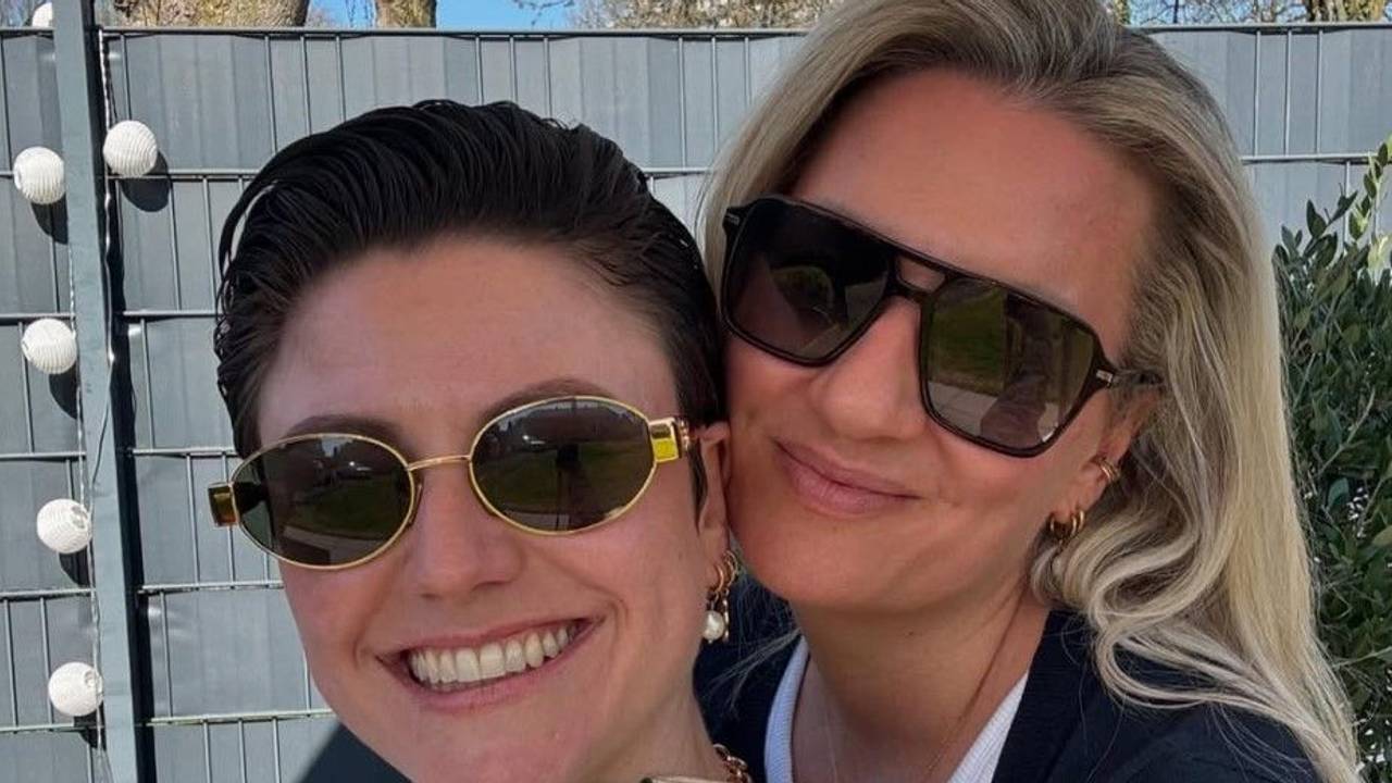 Tahnee Schaffarczyk (l.) und Ehefrau Juliette Schoppmann lachen in die Kamera