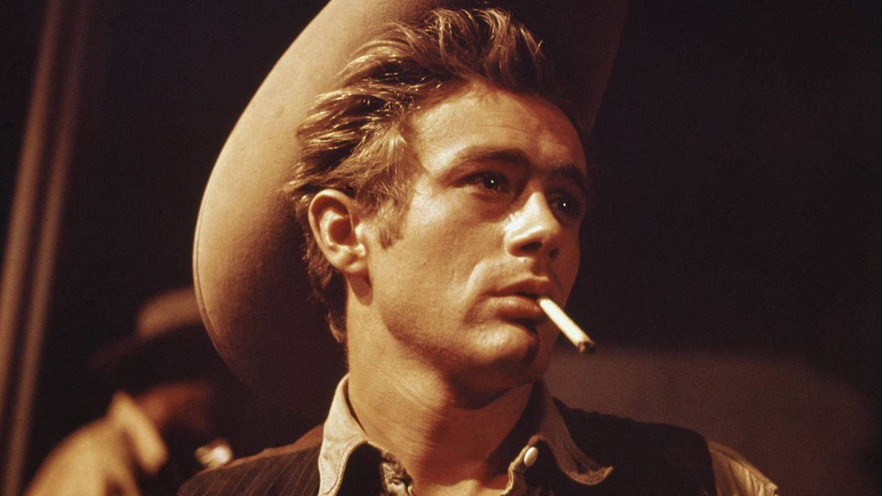 Ein junger Mann mit Cowboyhut und Zigarette im Mundwinkel blickt melancholisch ins Weite.