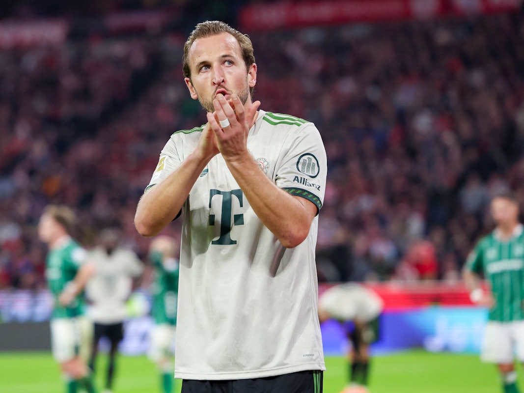 Stürmer Harry Kane bedankt sich klatschend bei den Fans.