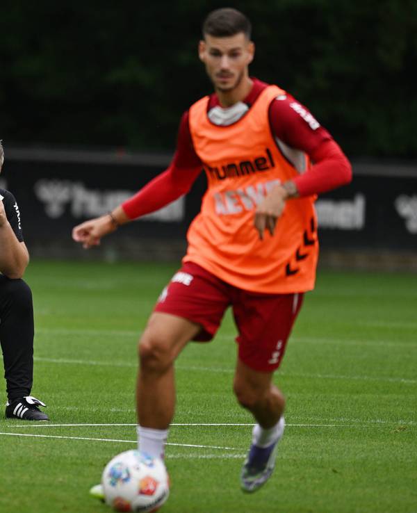 Lukas Kwasniok beobachtet Tom Krauß beim Training.
