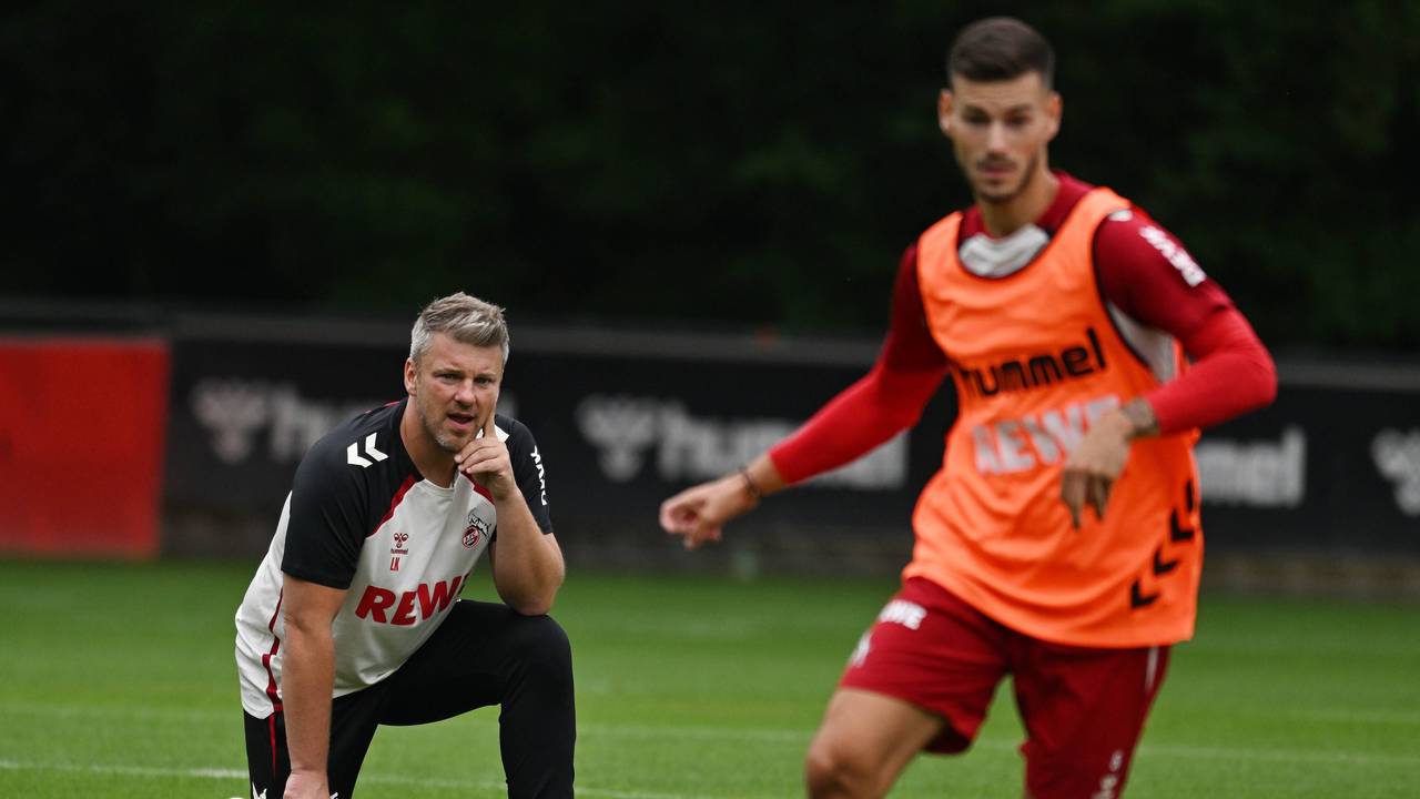 Lukas Kwasniok beobachtet Tom Krauß beim Training.