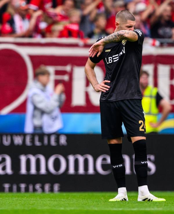 Jeff Chabot wischt sich mit dem linken Arm durch das Gesicht.