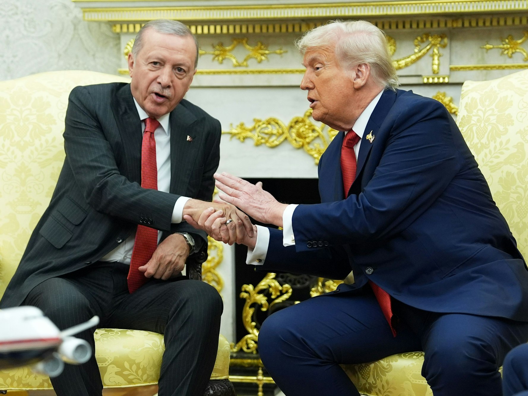 US-Präsident Donald Trump (r) schüttelt die Hand des türkischen Präsidenten Recep Tayyip Erdogan während eines Treffens im Oval Office des Weißen Hauses.
