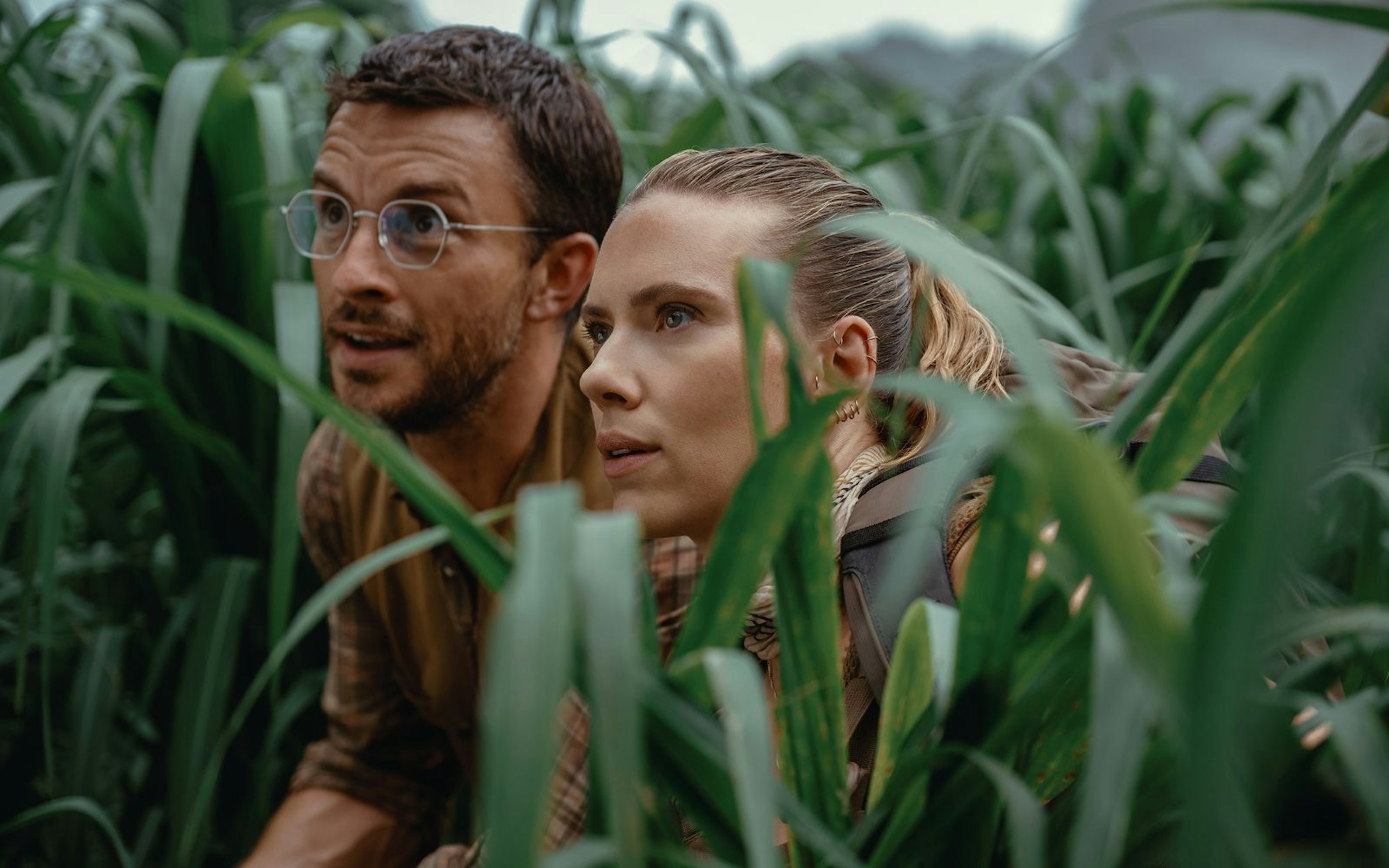 Zora Bennett (Scarlett Johansson) und der Paläontologe Dr. Henry Loomis (Jonathan Bailey) sollen die DNA von ein paar überaus gefährlichen Dinosauriern beschaffen. (Bild: Jasin Boland/Universal Pictures and Amblin Entertainment)