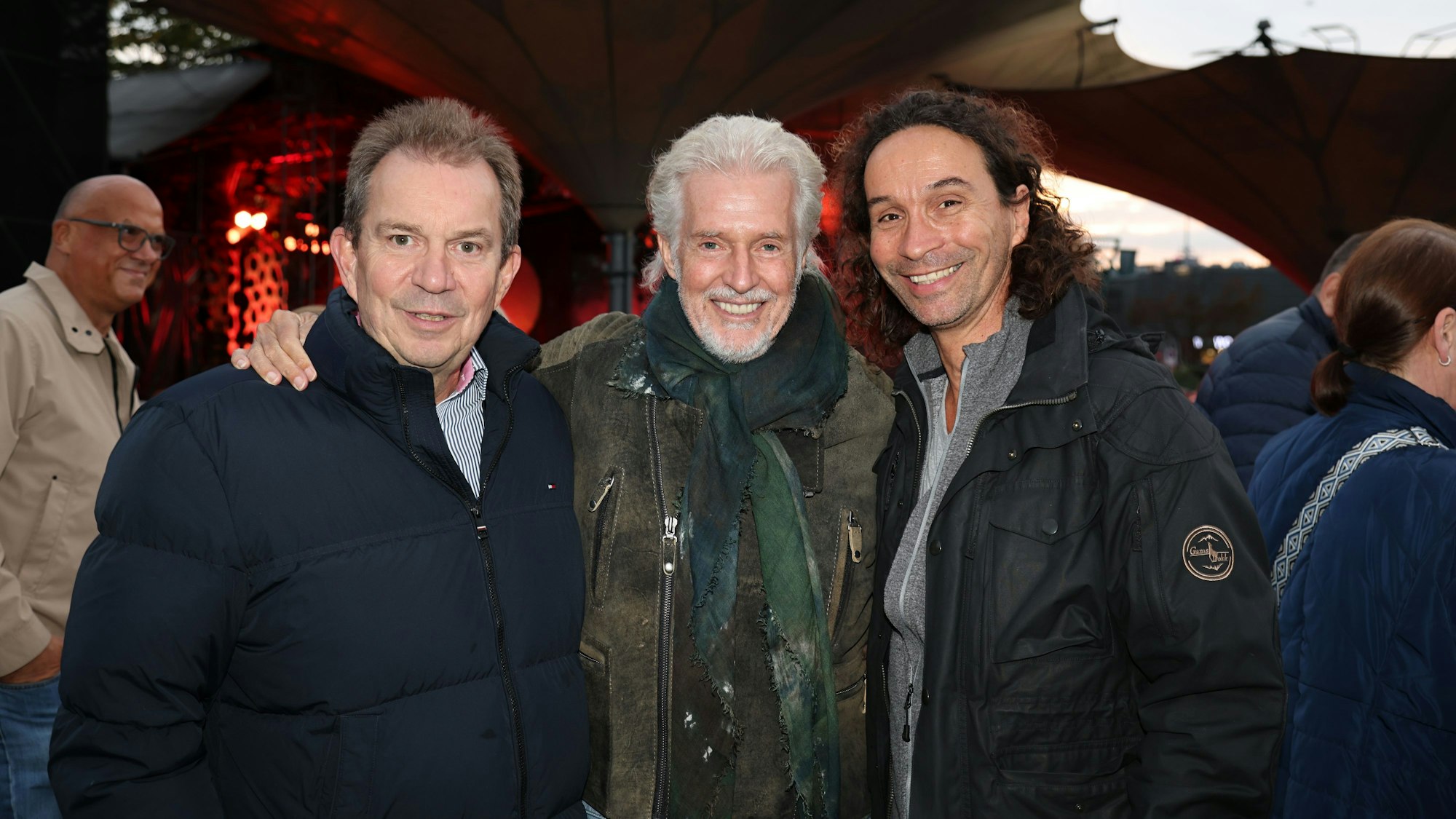 Ralf Nüsser, Frank Schätzing und Stephan Brings stehen zusammen im VIP-Bereich.