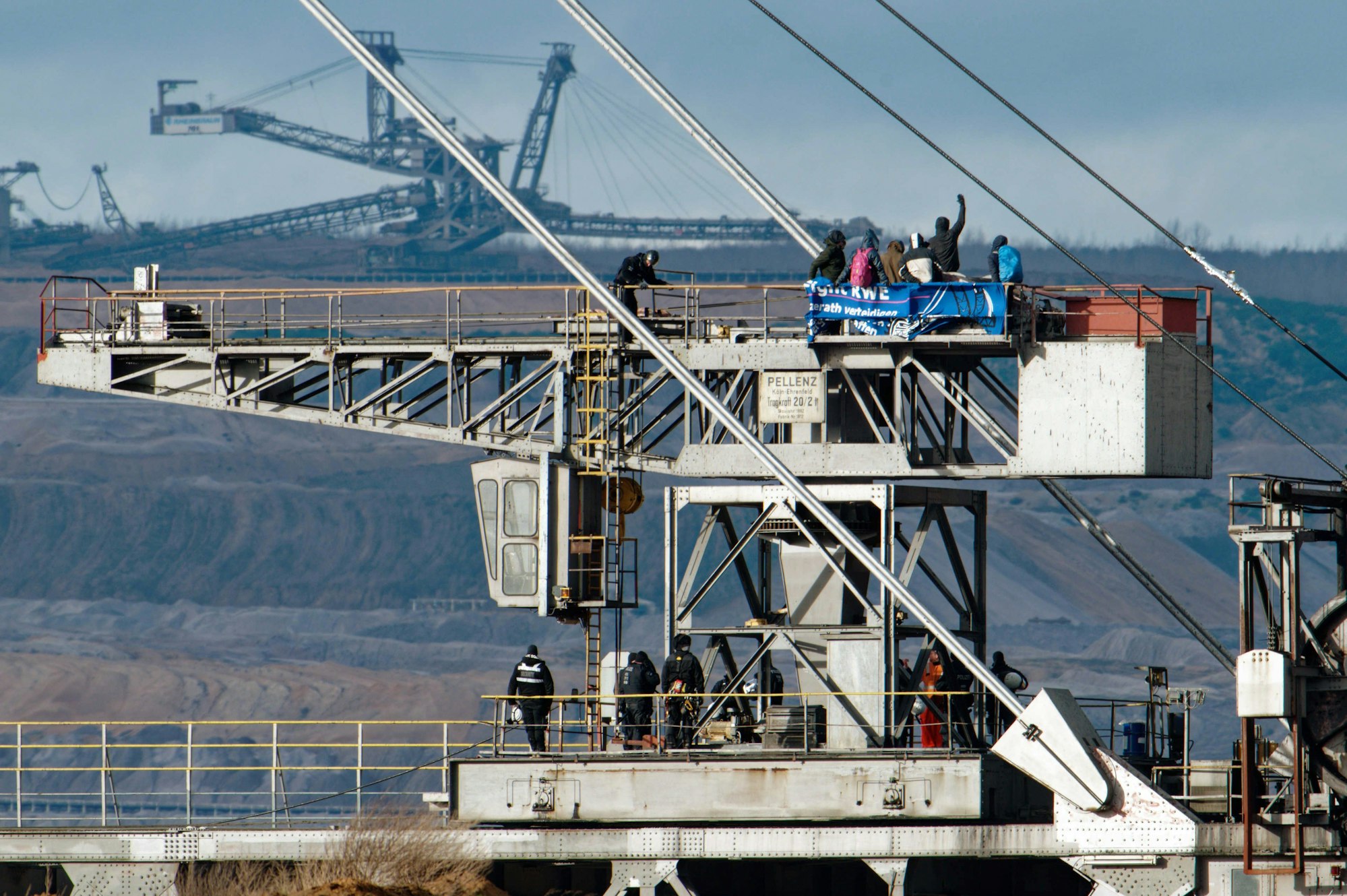 Klimaaktivisten haben einen Schaufelradbagger im Braunkohletagebau Hambach im rheinischen Braunkohlerevier besetzt.