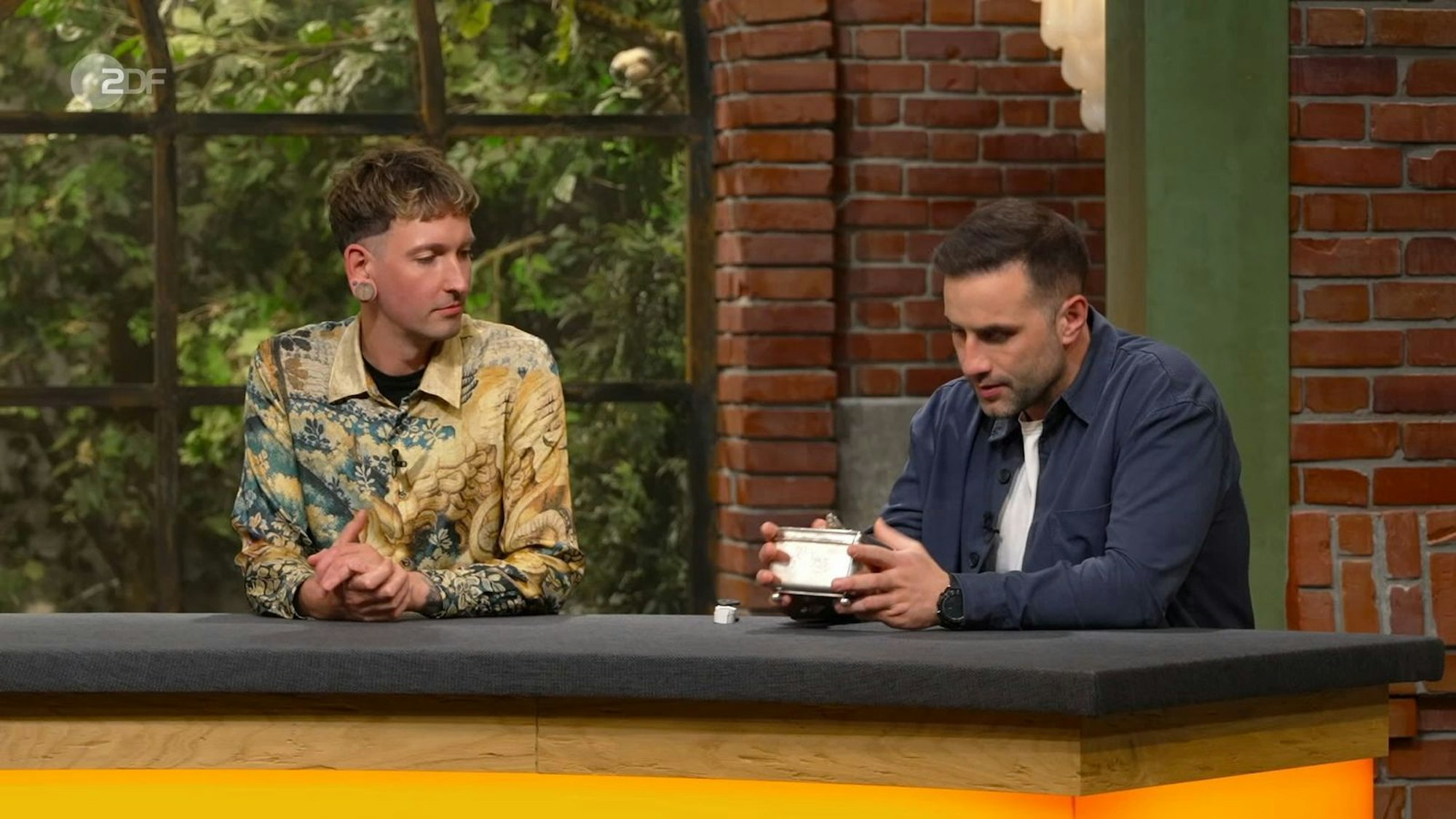 Eine silberne Dose gab im „Bares für Rares“-Händlerraum Rätsel auf. Vor allem ein Detail verwirrte die Händler ...
(Bild: ZDF)