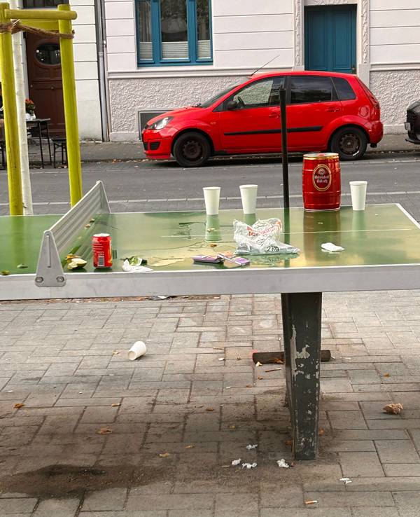 Partymüll steht auf einer Tischtennisplatte auf dem Lenauplatz in Köln-Ehrenfeld.