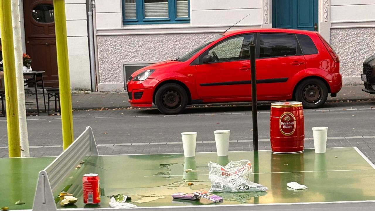 Partymüll steht auf einer Tischtennisplatte auf dem Lenauplatz in Köln-Ehrenfeld.
