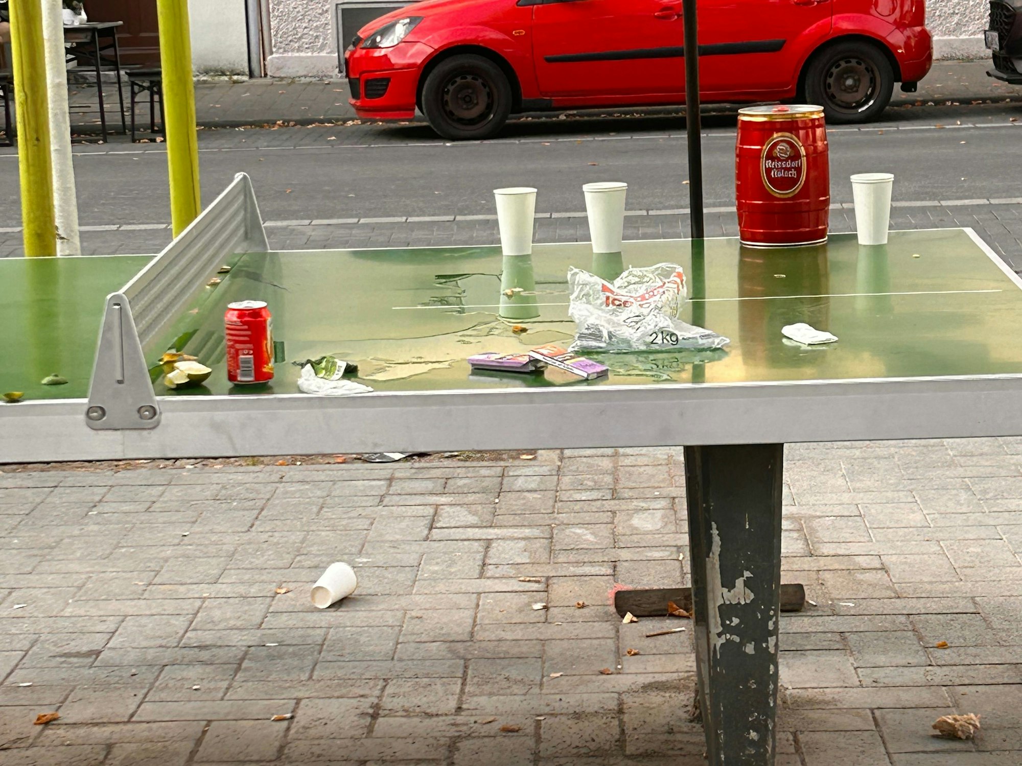 Partymüll steht auf einer Tischtennisplatte auf dem Lenauplatz in Köln-Ehrenfeld.