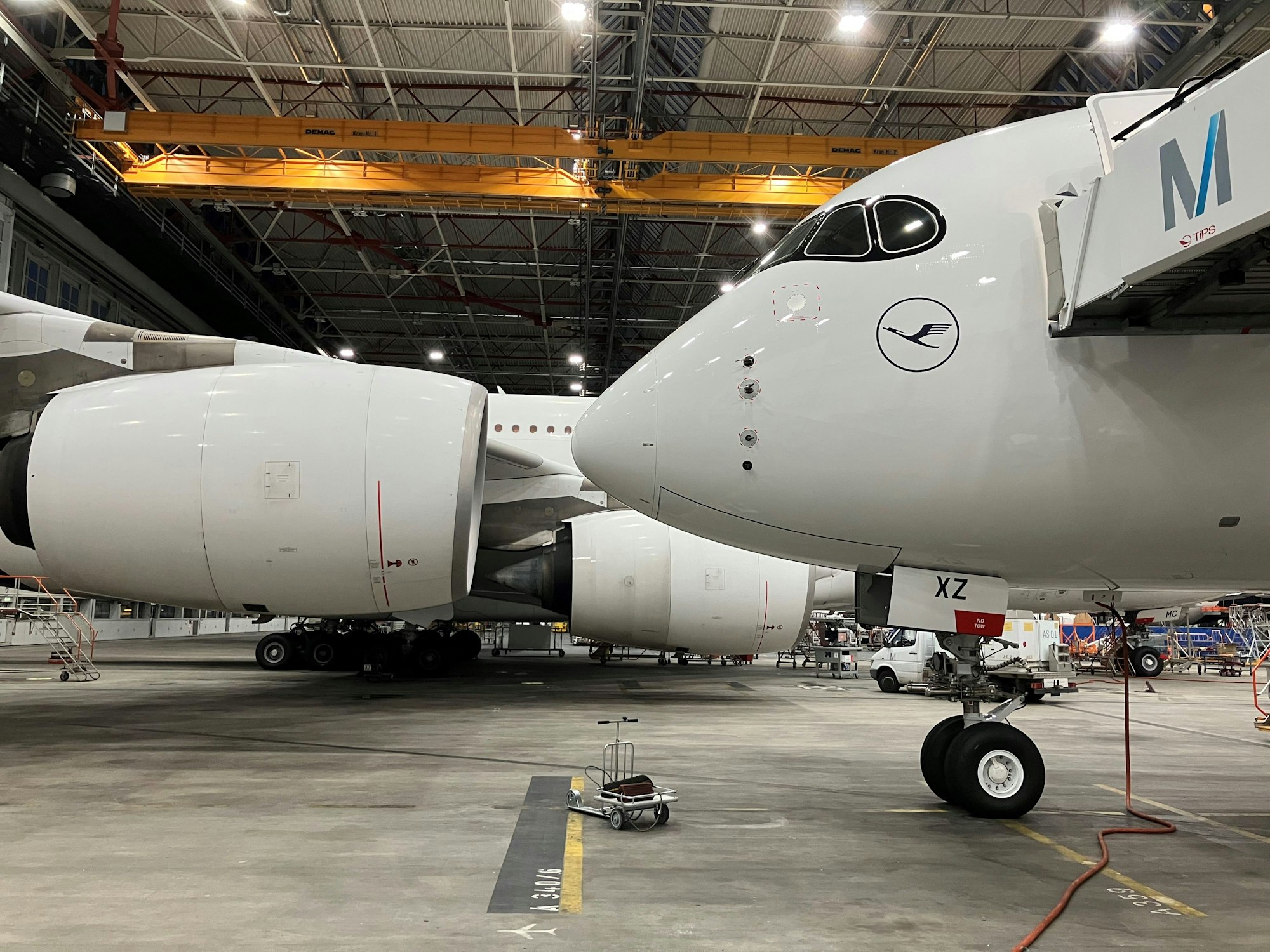 Eine Lufthansa-Maschine im Wartungshangar am Münchner Flughafen (Archivfoto). Das Unternehmen mit Sitz in Köln will tausende Stellen streichen.