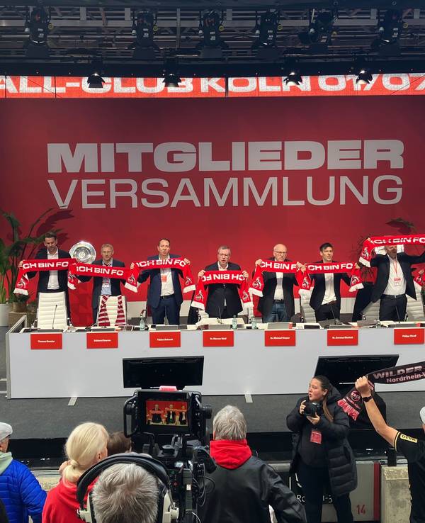 Mitgliederversammlung des 1. FC Köln am 27. September 2025 mit (v.l.) Thomas Kessler (Sportdirektor), Eckhard Sauren (scheidender Vizepräsident), Fabian Schwab (Vorsitzender Mitgliederrat), Werner Wolf (scheidender Präsident), Michael Vesper (Sitzungsleiter), Carsten Wettich (scheidender Vizepräsident), Philipp Türoff und Philipp Liesenfeld (Geschäftsführer).