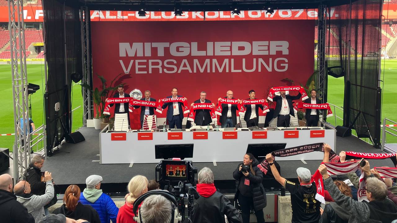 Mitgliederversammlung des 1. FC Köln am 27. September 2025 mit (v.l.) Thomas Kessler (Sportdirektor), Eckhard Sauren (scheidender Vizepräsident), Fabian Schwab (Vorsitzender Mitgliederrat), Werner Wolf (scheidender Präsident), Michael Vesper (Sitzungsleiter), Carsten Wettich (scheidender Vizepräsident), Philipp Türoff und Philipp Liesenfeld (Geschäftsführer).