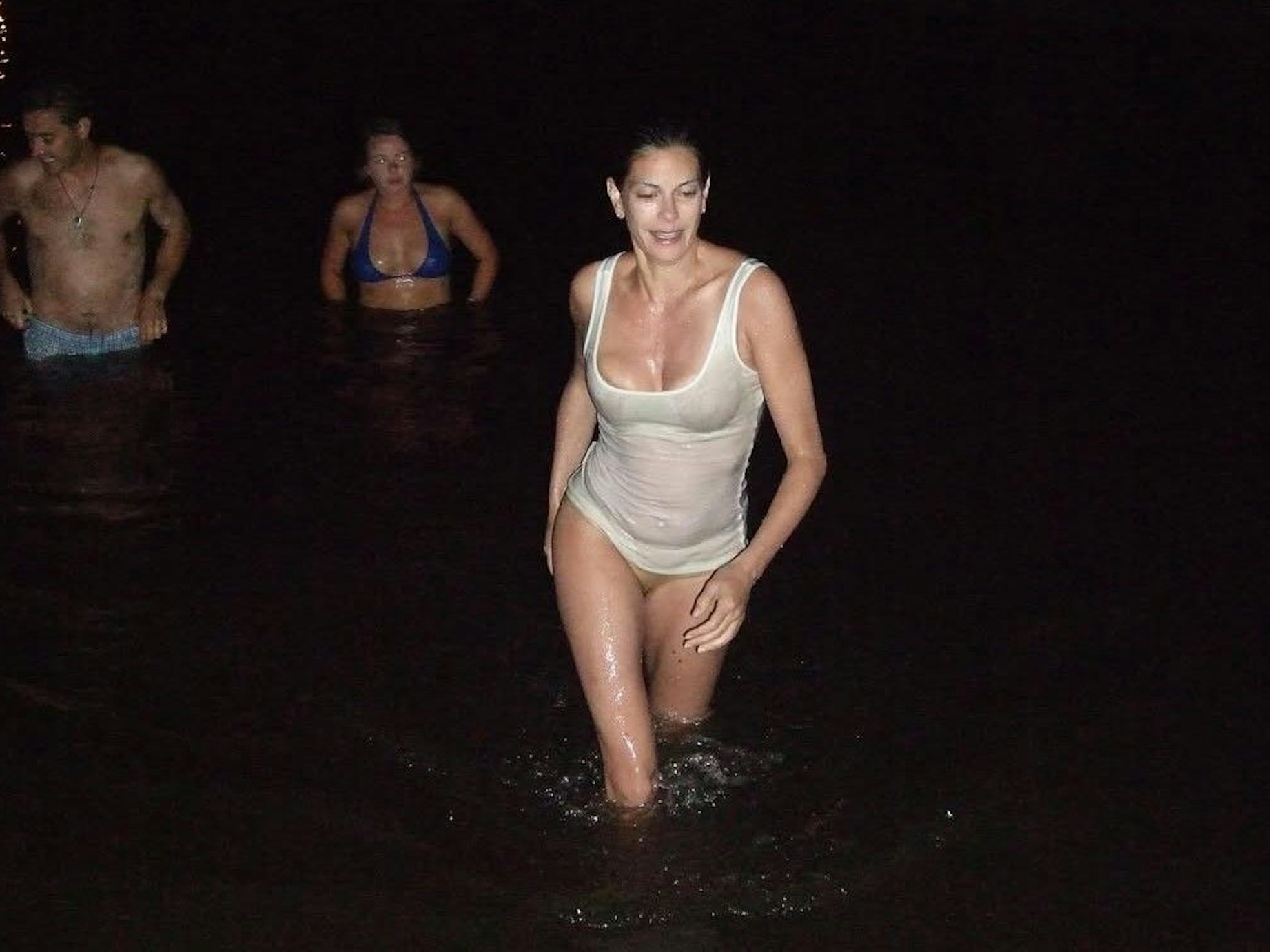 Teri Hatcher teilt auf Instagram Fotos von einem nächtlichen Bad in einem See in Kenia.
