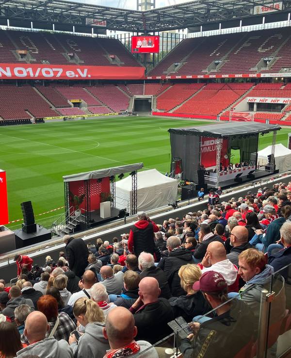 Jörn Stobbe, Ulf Sobek und Jörg Alvermann (roter Bildschirm) bei der FC-Mitgliederversammlung am 27. September 2025.