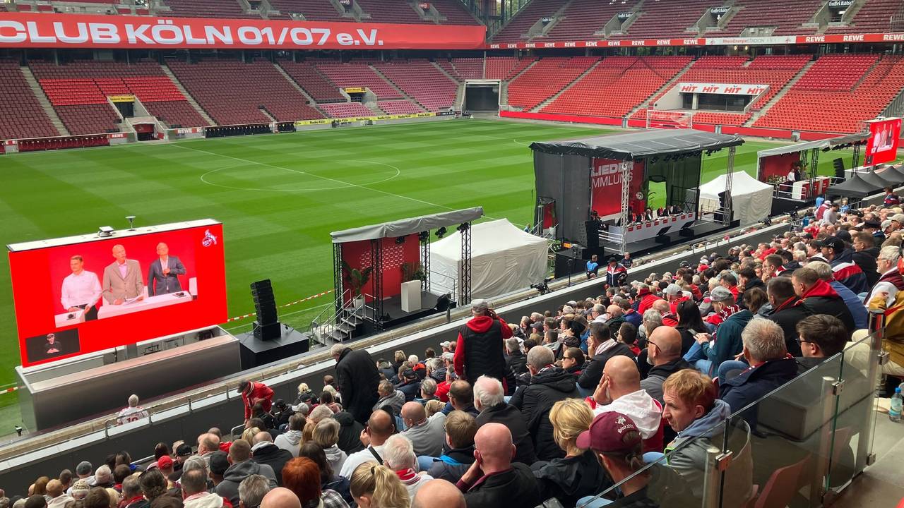 Jörn Stobbe, Ulf Sobek und Jörg Alvermann (roter Bildschirm) bei der FC-Mitgliederversammlung am 27. September 2025.