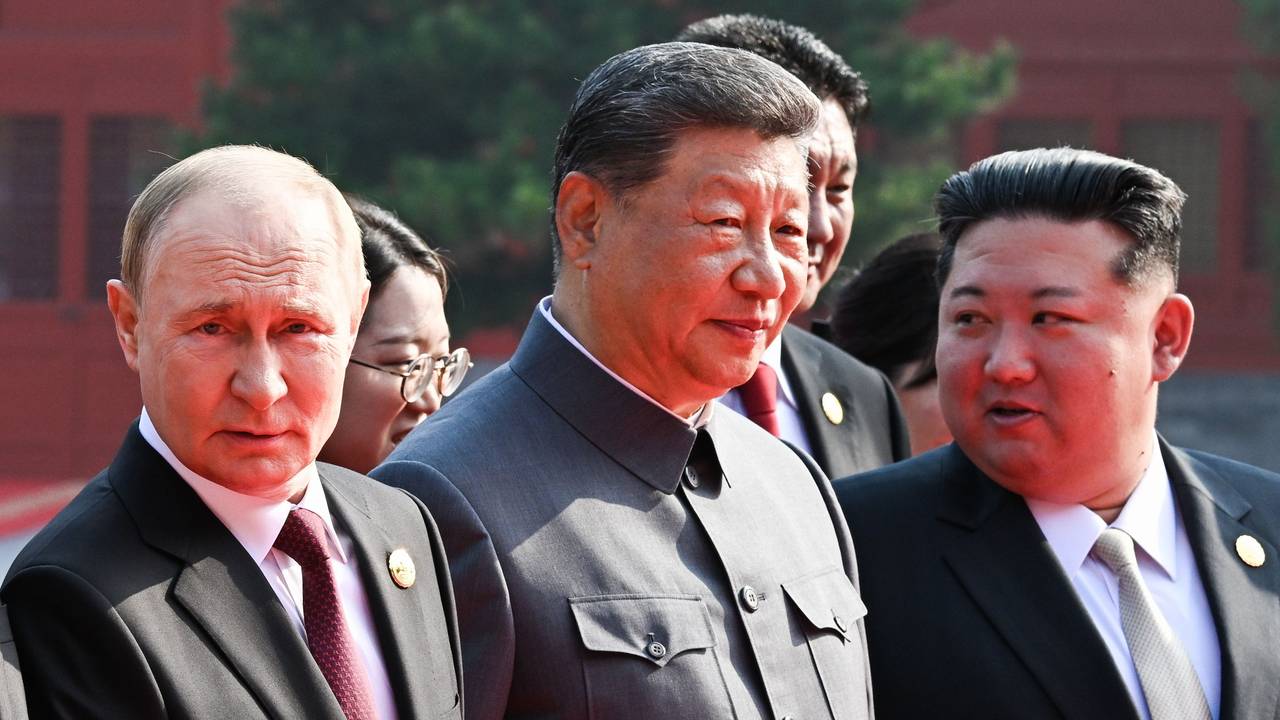 Der russische Präsident Wladimir Putin, der chinesische Präsident Xi Jinping und der nordkoreanische Machthaber Kim Jong Un (von links) bei einer Militärparade in Peking Anfang September.