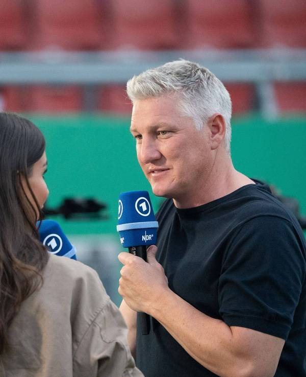 Bastian Schweinsteiger mit ARD-Moderatorin Lea Wagner.
