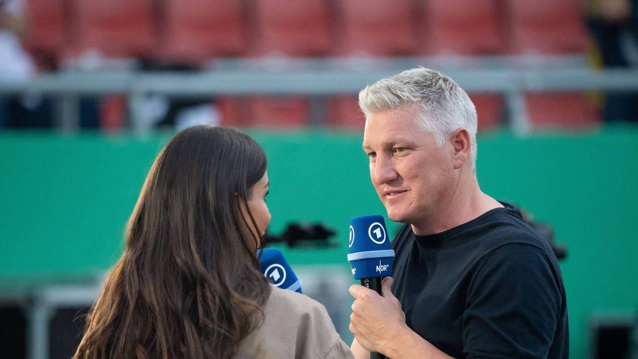 Bastian Schweinsteiger mit ARD-Moderatorin Lea Wagner.