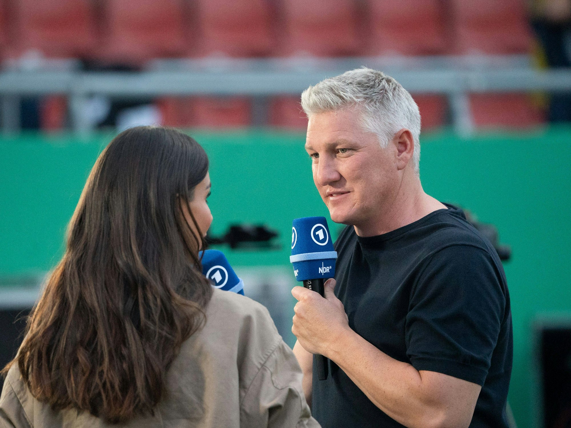 Bastian Schweinsteiger mit ARD-Moderatorin Lea Wagner.