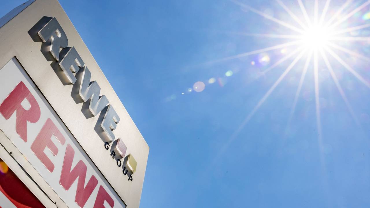 Die Firma Westfälische Fleischwarenfabrik Stockmeyer aus Nordrhein-Westfalen ruft bundesweit eine Charge Aufschnitt zurück, die bei Rewe vertrieben wird (Archvbild).