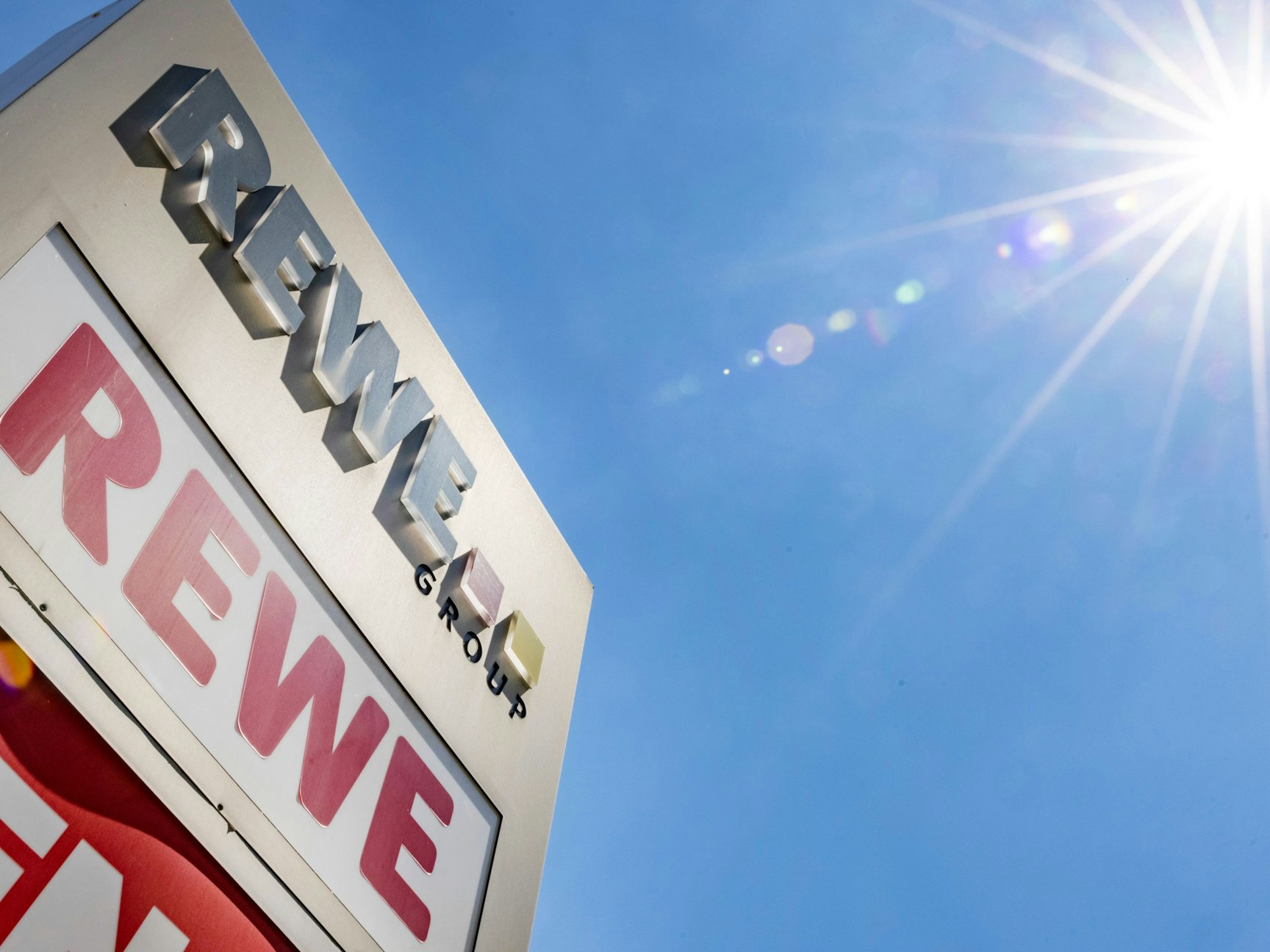 Die Firma Westfälische Fleischwarenfabrik Stockmeyer aus Nordrhein-Westfalen ruft bundesweit eine Charge Aufschnitt zurück, die bei Rewe vertrieben wird (Archvbild).