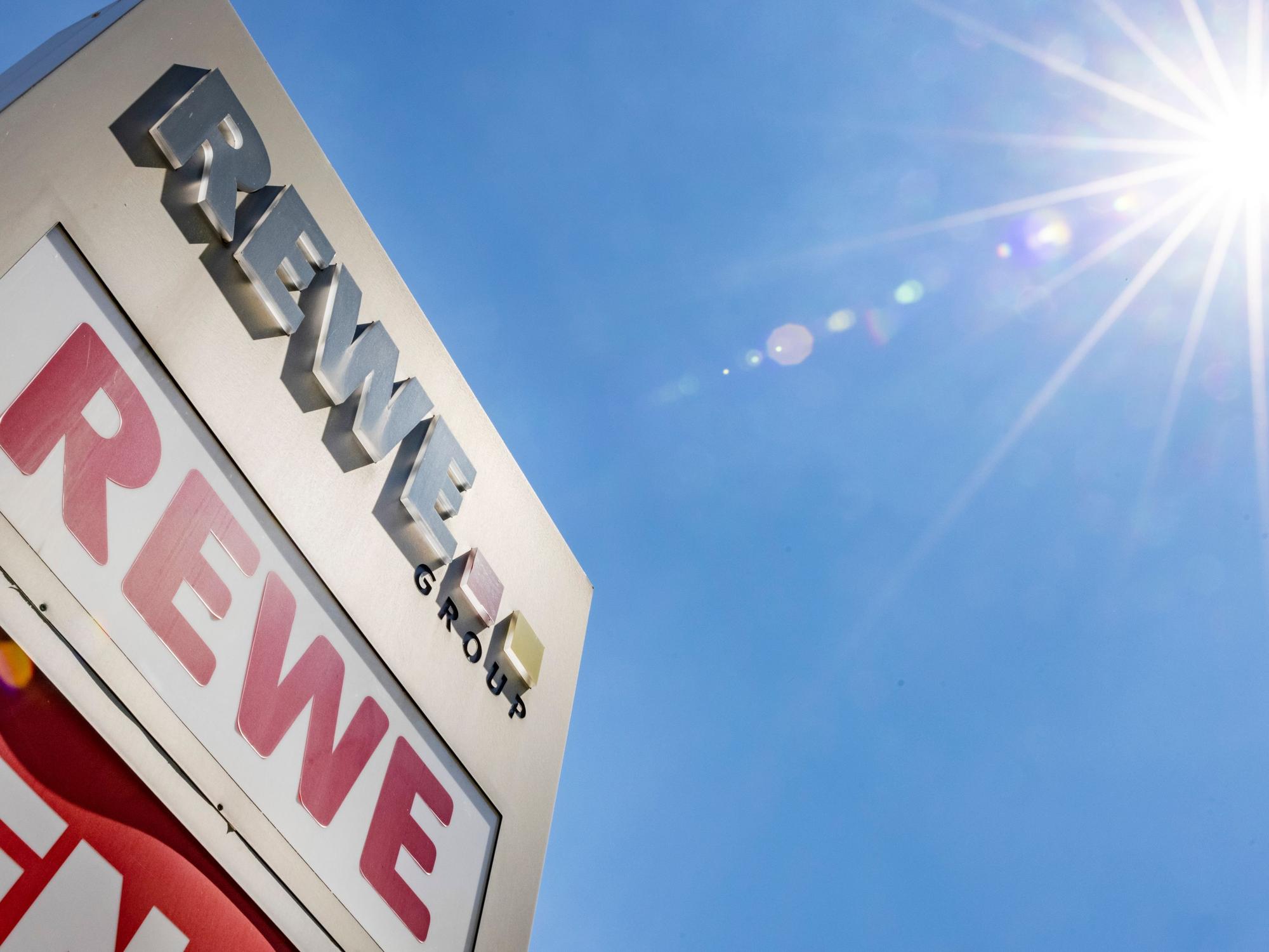 Die Firma Westfälische Fleischwarenfabrik Stockmeyer aus Nordrhein-Westfalen ruft bundesweit eine Charge Aufschnitt zurück, die bei Rewe vertrieben wird (Archvbild).