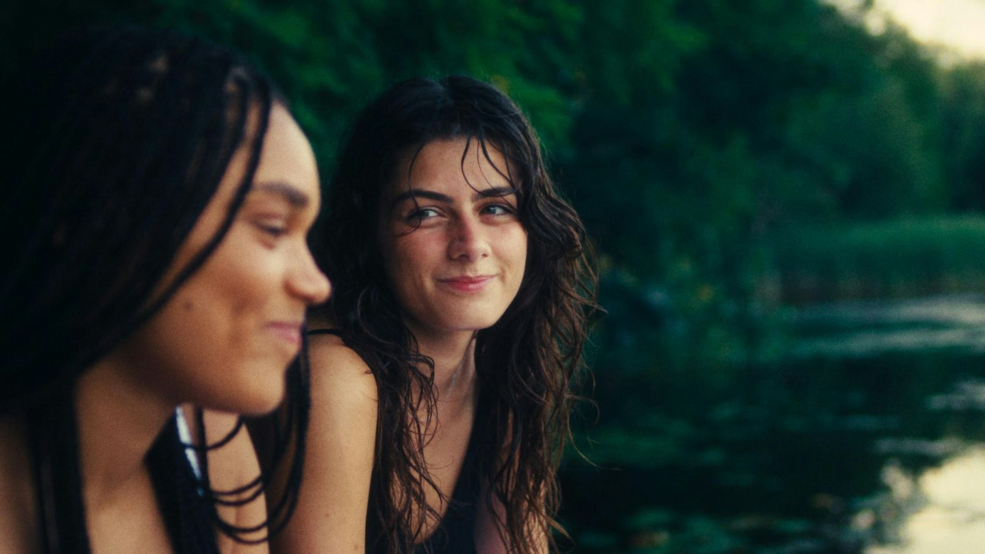 Zwischen Ali (Sira-Anna Faal, links) und Mila (Derya Akyol) scheint alles perfekt zu sein, doch Ali verschweigt Mila etwas...
(Bild: RTL / Zeitsprung )