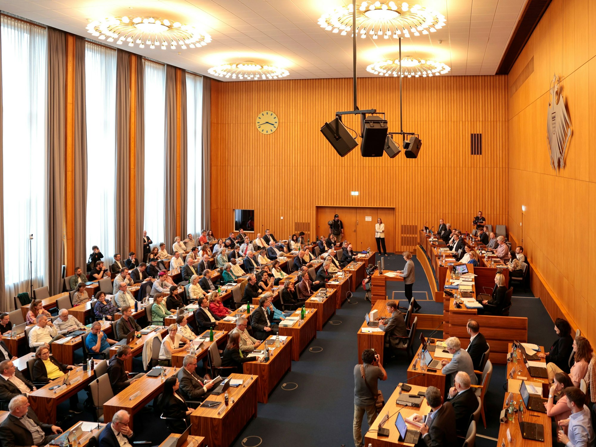 Bei einer Sitzung des Kölner Stadtrats sitzen die Teilnehmenden an ihren Plätzen.