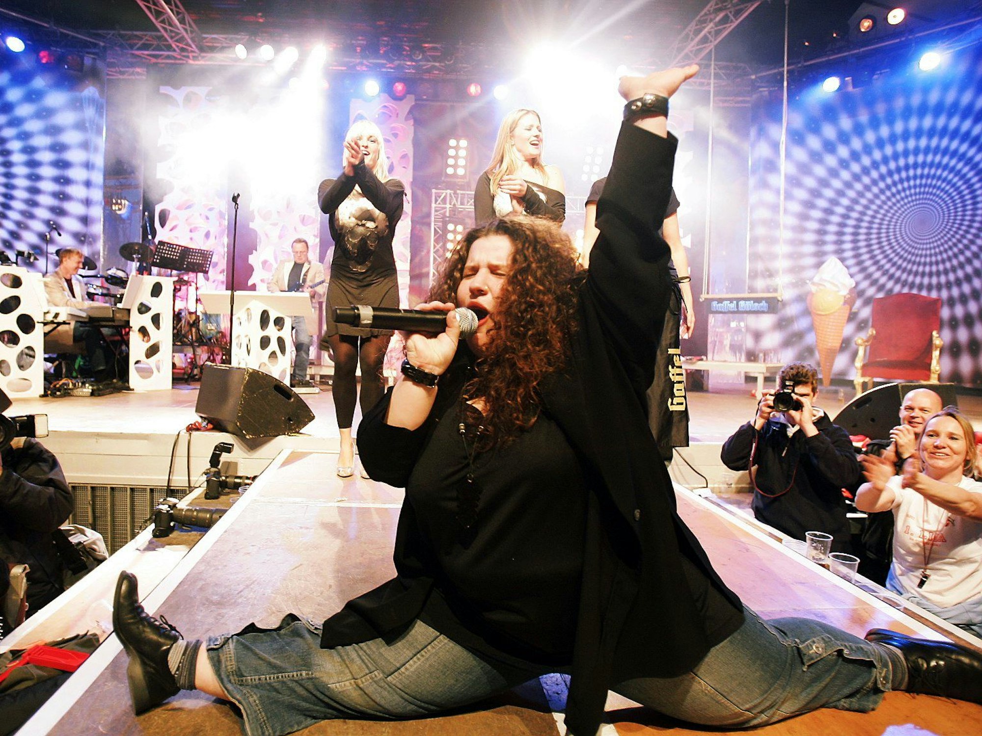 Bianca Rosa Klever macht einen Spagat bei der Talentprobe.