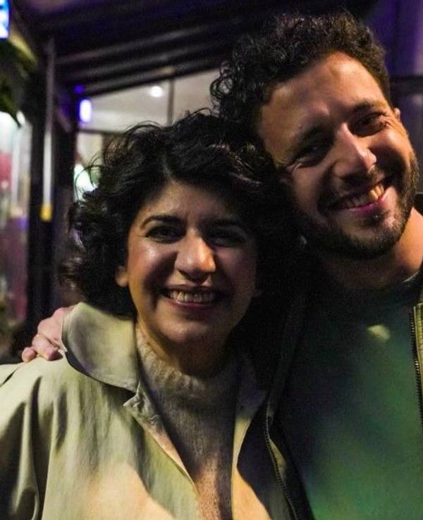 Felix Banaszak und Berivan Aymaz lachen Arm in Arm in die Kamera.
