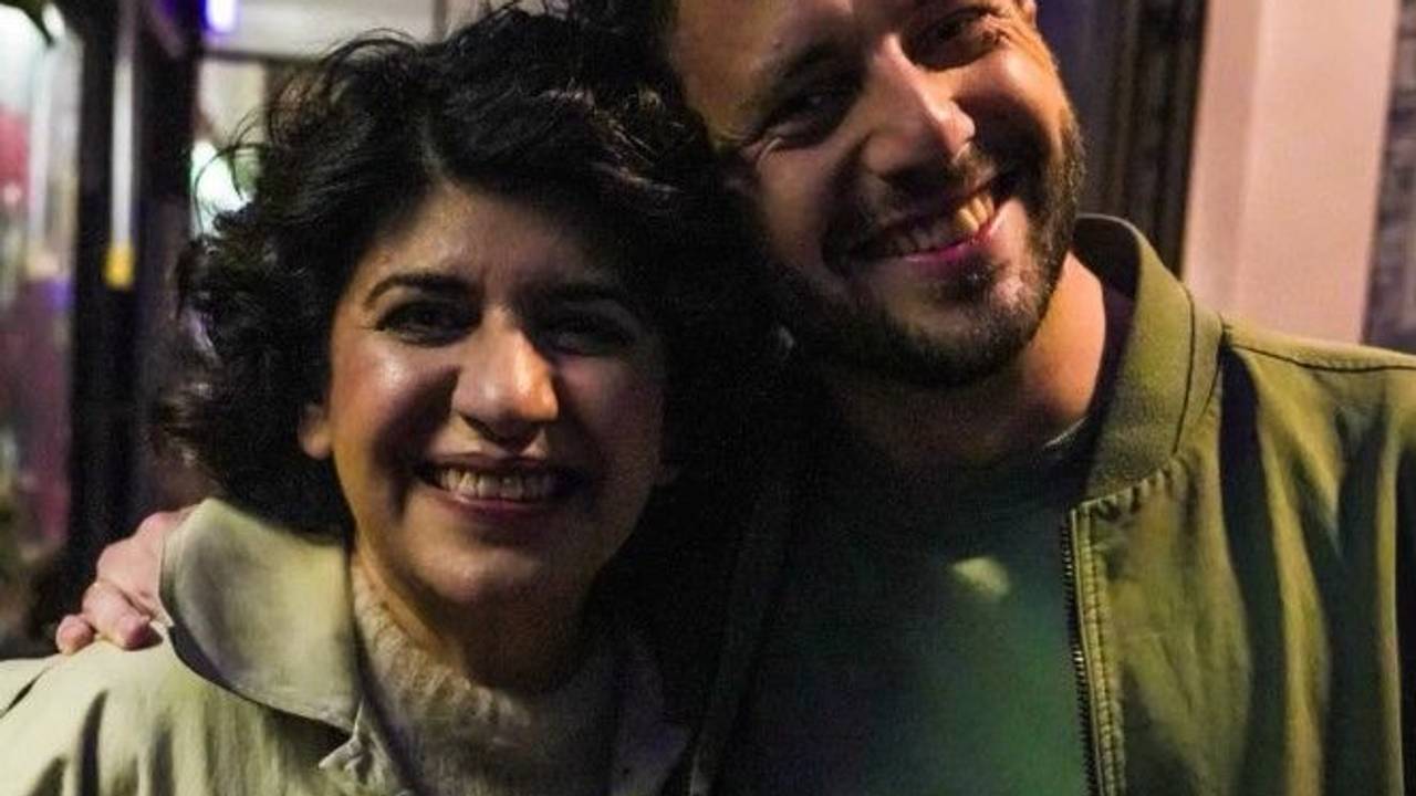 Felix Banaszak und Berivan Aymaz lachen Arm in Arm in die Kamera.