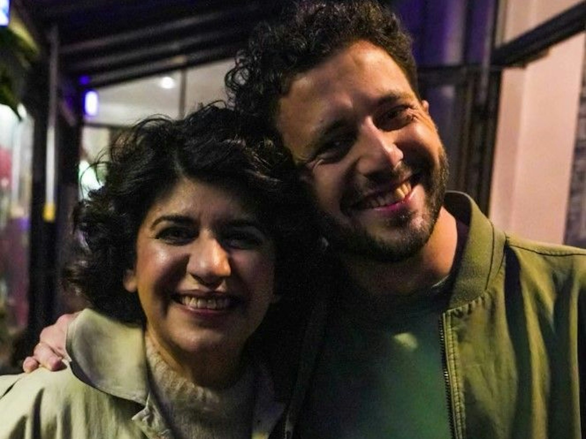 Felix Banaszak und Berivan Aymaz lachen Arm in Arm in die Kamera.