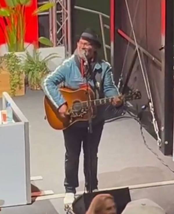 Björn Heuser singt bei der FC-Versammlung.