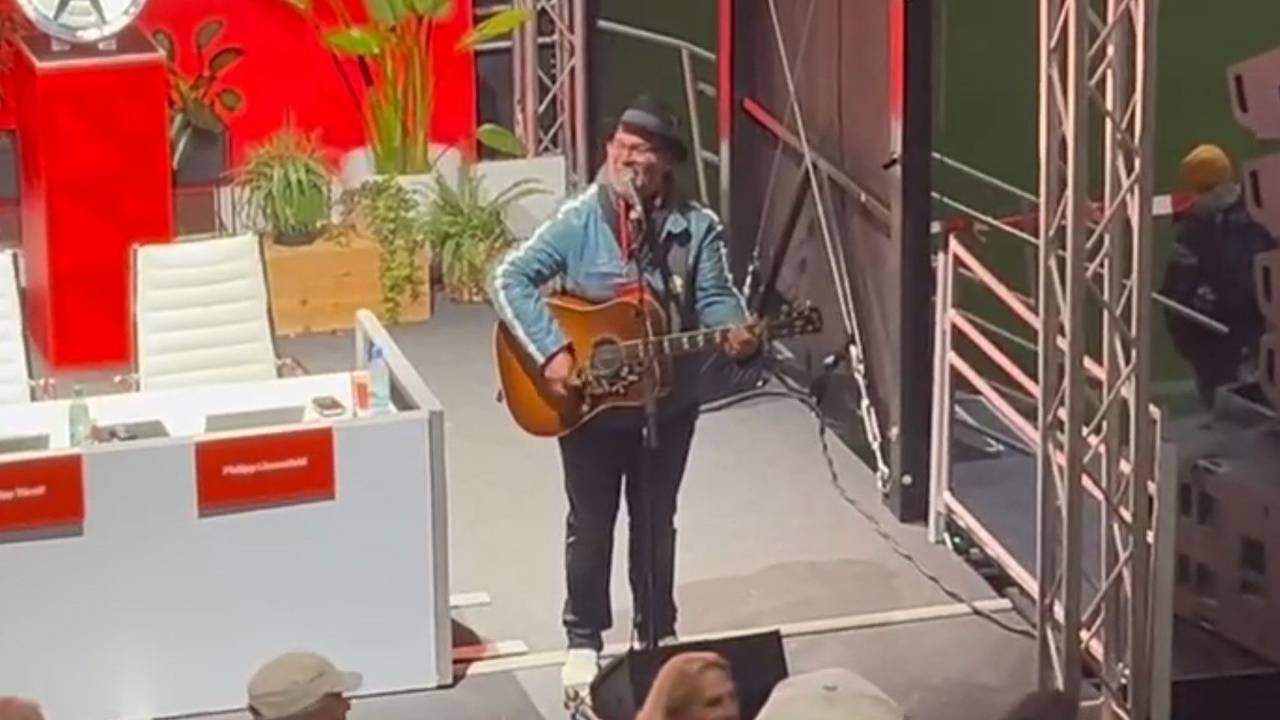 Björn Heuser singt bei der FC-Versammlung.