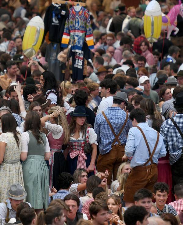Gäste feiern im Hofbräuzelt auf dem Oktoberfest.