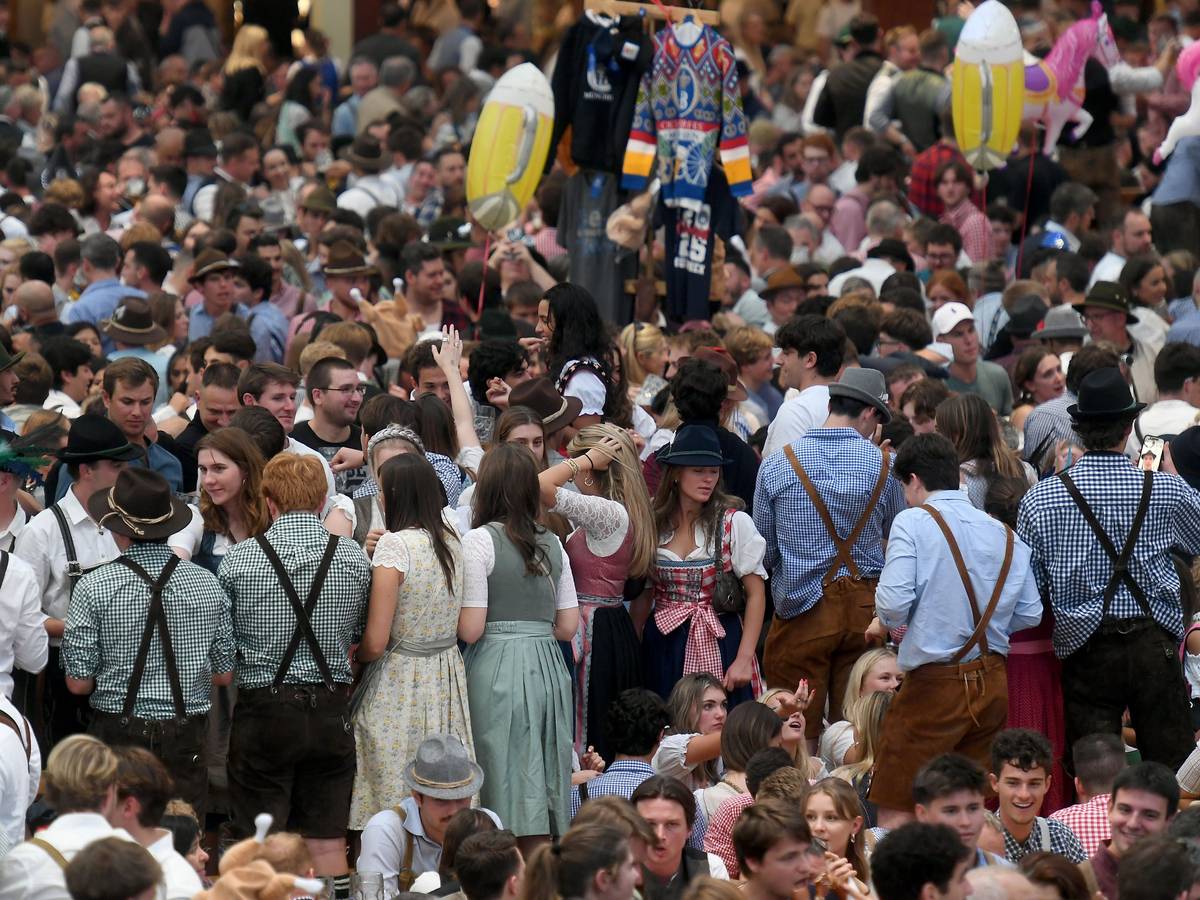 Gäste feiern im Hofbräuzelt auf dem Oktoberfest.