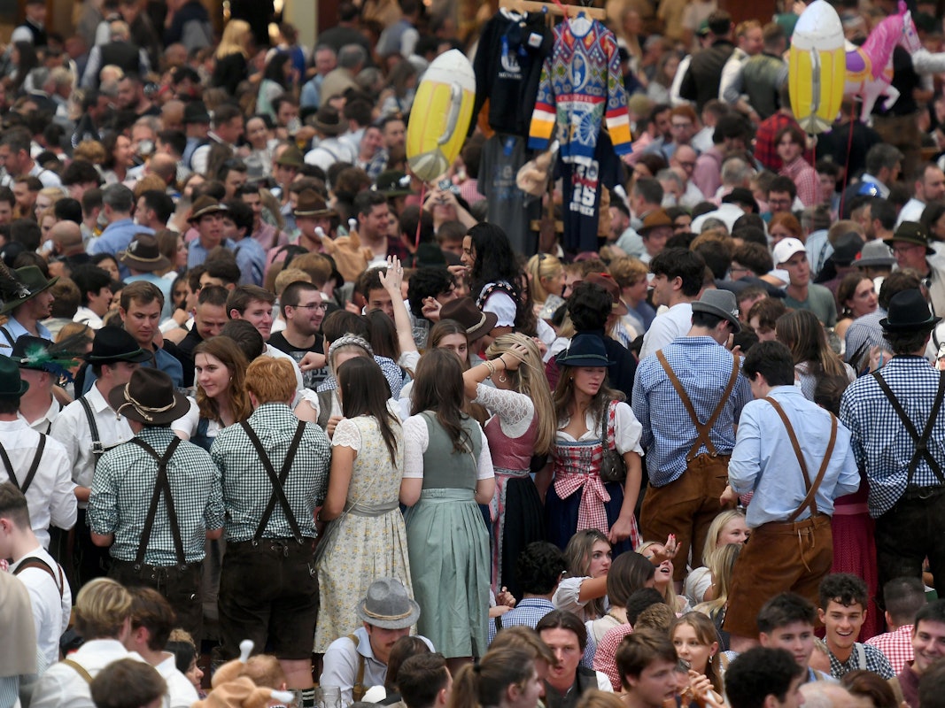 Gäste feiern im Hofbräuzelt auf dem Oktoberfest.
