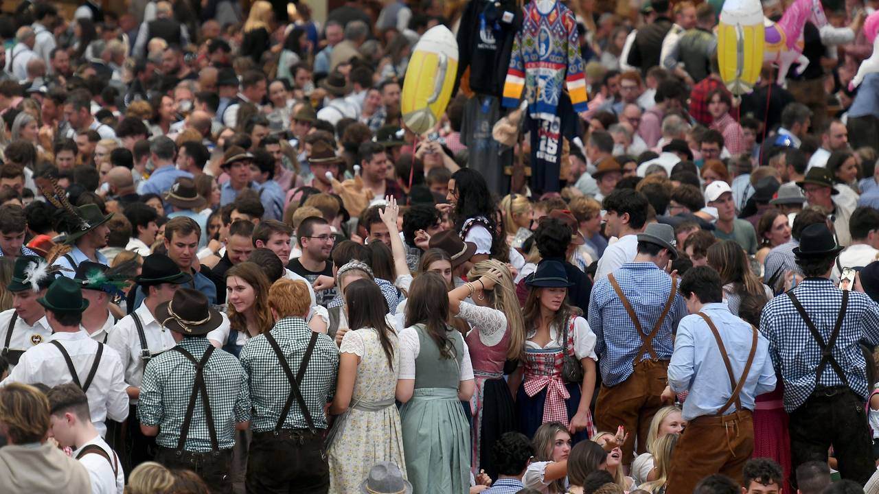 Gäste feiern im Hofbräuzelt auf dem Oktoberfest.