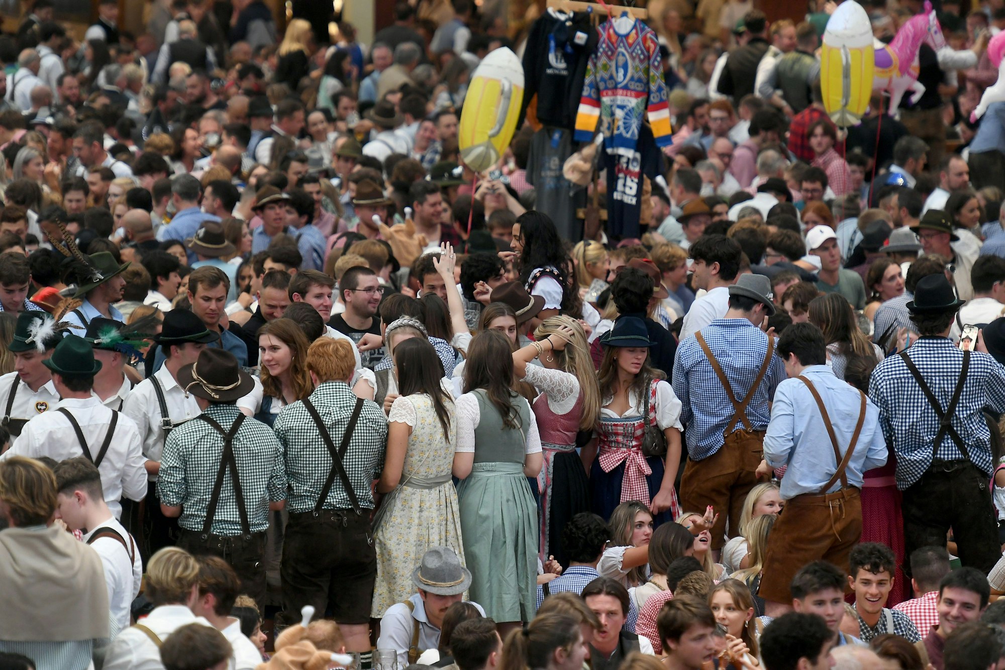Gäste feiern im Hofbräuzelt auf dem Oktoberfest.