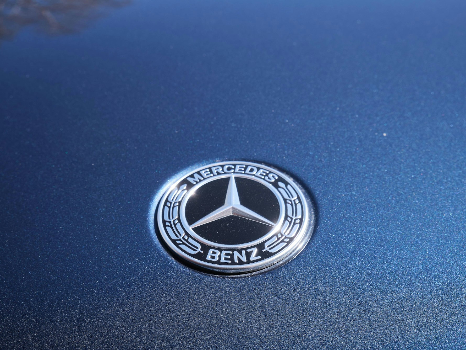 Blick auf das Mercedes-Emblem auf dem EQB: Damals wurde das Modell in Stockholm vorgestellt.